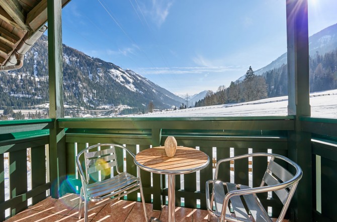Ausblick vom Balkon auf die Berge rund um Flachau 