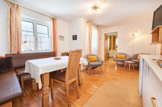 Wohnküche mit gemütlicher Sitzecke, TV und voll ausgestatteter Küche