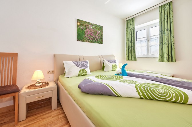Schlafzimmer mit Doppelbett