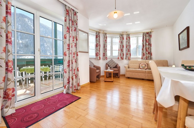 Großes Wohnzimmer mit Balkon