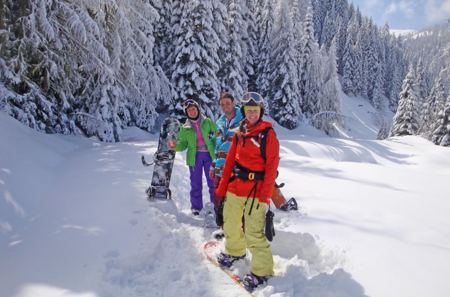 Familie Geistlinger beim Skifahren und Snowboarden in Flachau