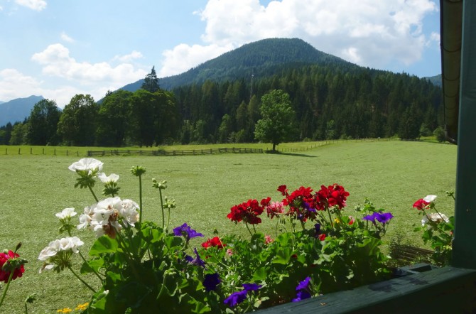 Ausblick vom Haus Geistlinger auf umliegende Felder und Berge