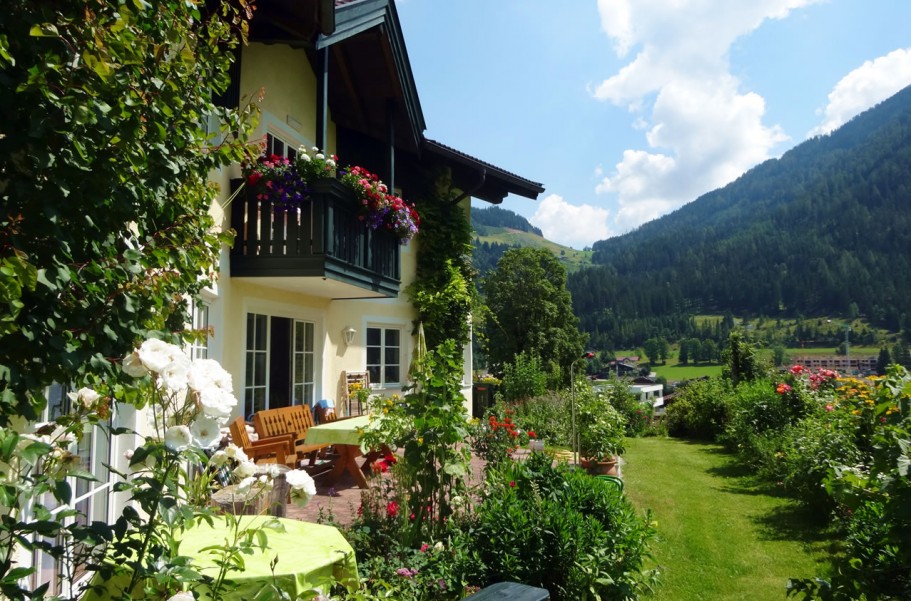 Apartments Geistlinger mit Garten im Sommer