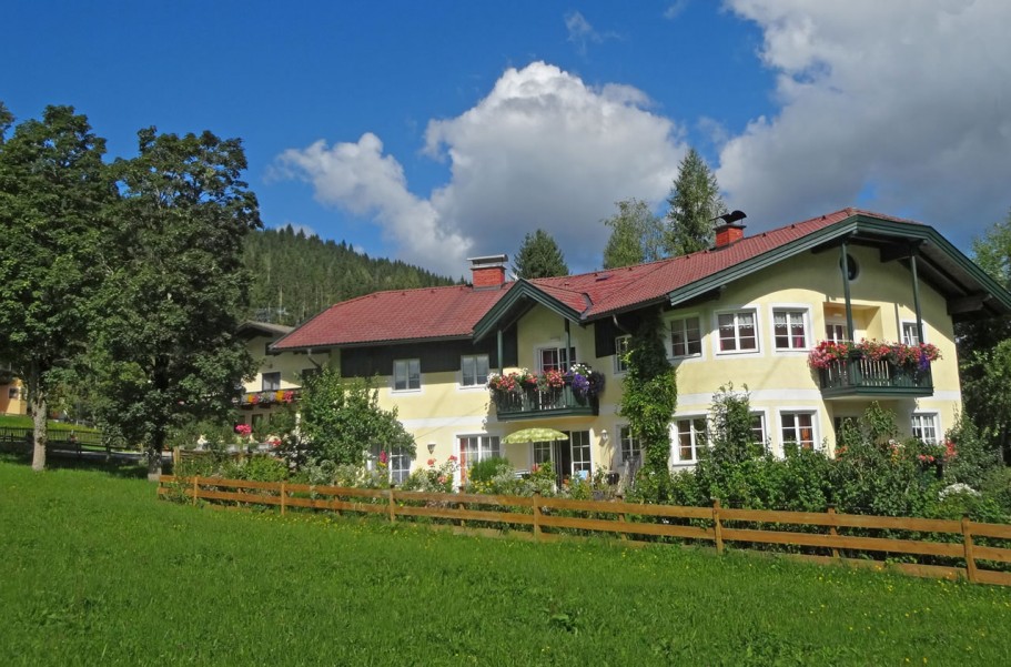 Apartments Geistlinger im Sommer inmitten der Salzburger Bergwelt in Österreich